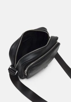 Guess Certosa Camera Bag Medium Unisex - Across Body Bag - Noir -Guess Clothing Sale d29939aa7cd34fa6b66520b4ff824bf4