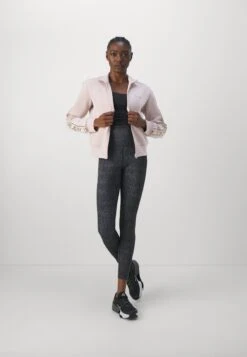 Guess BRITNEY FULL - Zip-up Sweatshirt - Posh Taupe 13 Guess BRITNEY FULL - Zip-up Sweatshirt - Posh Taupe -Guess Clothing Sale d3cc07b47f804a95a10dfa80d523e241