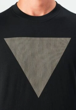 Guess TRIANGLE LOGO TEE - Print T-shirt - Jet Black -Guess Clothing Sale d4360954ae1a45e0a408a252cf2dbe1a
