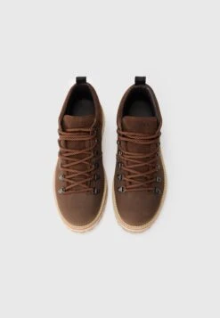 Guess KURMA - Lace-up Ankle Boots - Coffee 9 Guess KURMA - Lace-up Ankle Boots - Coffee -Guess Clothing Sale d52f2d45cc5f4a72936de3e53dd1f66e