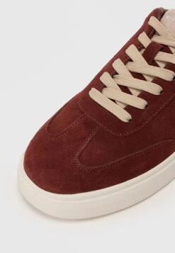 Guess PLAZA - Trainers - Brown Grey -Guess Clothing Sale d724c897e49a4baba24ccd3443ef566c