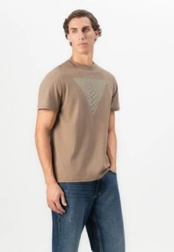 Guess TRIANGLE LOGO TEE - Print T-shirt - Elk Brown -Guess Clothing Sale d7b6ce8b9c944a57921217aadd136e11