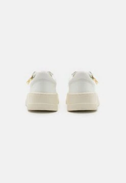 Guess Avellino Zip - Trainers - White 8 Guess Avellino Zip - Trainers - White -Guess Clothing Sale dbc80636837c44ea8129db499594ea77