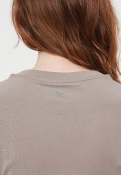 Guess BASIC LOGO TEE - Basic T-shirt - Silk Taupe 16 Guess BASIC LOGO TEE - Basic T-shirt - Silk Taupe -Guess Clothing Sale de206c97e6a94d2f82e53bfe54e1c3a7