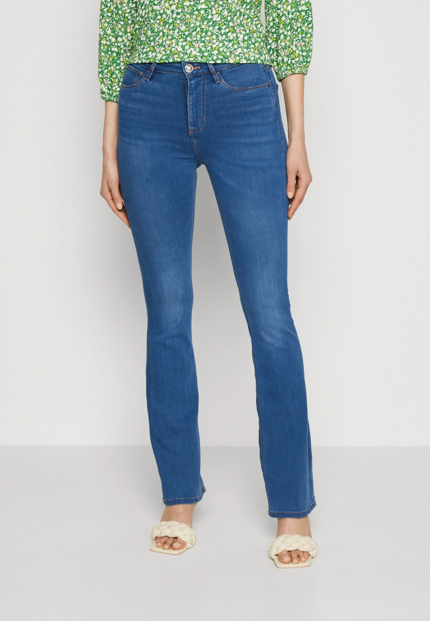 Guess Flared Jeans - Silky Mid 1 Guess Flared Jeans - Silky Mid