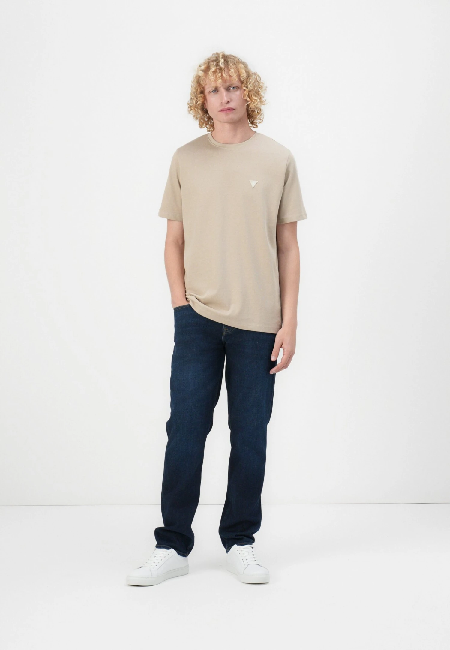 Guess SS CN PATCH - Basic T-shirt - Pasadena Stone 2 Guess SS CN PATCH - Basic T-shirt - Pasadena Stone - Image 2