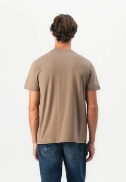 Guess TRIANGLE LOGO TEE - Print T-shirt - Elk Brown -Guess Clothing Sale e4ef0d5d5dcb438d82c7007c21fa6dc5