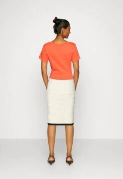 Alba Embossed Skirt - Pencil Skirt - Sandy Shore/Black -Guess Clothing Sale e7c0488c79cd4addac967c69946341e9