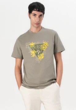 Guess FLOWER TRIANGLE TEE - Print T-shirt - Mossy Green -Guess Clothing Sale e9c2e34b4bf64684b2120bb413be09fd