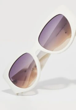 Guess GU00202 - Sunglasses - White / Gradient Or Mirror Violet -Guess Clothing Sale ea19095f404246938be23fc3e88eea09