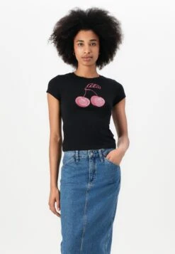 Guess WAVY CHERRY LOGO TEE - Print T-shirt - Jet Black -Guess Clothing Sale f0f5d7d73a7648e5b27b94b0620a18cf