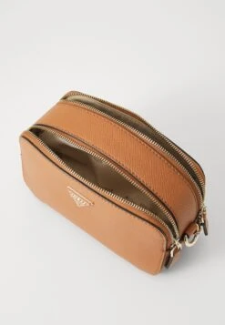 Guess NOELLE II - Cross Body Bag - Light Cognac -Guess Clothing Sale f268a04dcef547029e4b9b9b9ce648e4