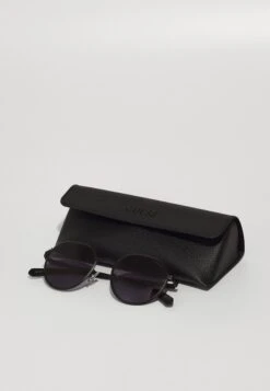 Guess UNISEX - Sunglasses - Matte Black /violet -Guess Clothing Sale f34a8dd3adfa40e5bd853addef8d499e