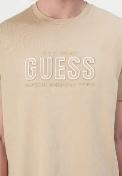 Guess EMBOSSED LOGO TEE - Print T-shirt - Beige/blanco -Guess Clothing Sale f8957558426740e9a0c45af7262326ac