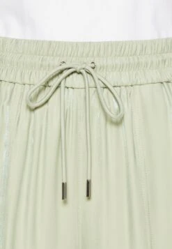 Guess Chantal - Cargo Trousers - Dusty Fern Multi -Guess Clothing Sale f97c496fc7684f9db22b03d81a99beba