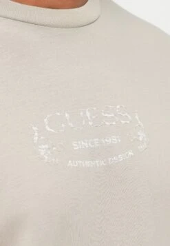 Guess WORLD FAMOUS TEE - Print T-shirt - Pasadena Stone -Guess Clothing Sale fa97af7493384912991ba1669c2f293d