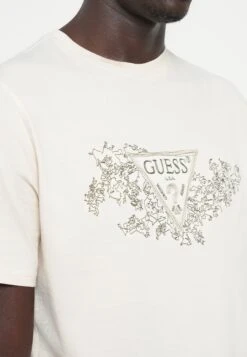 Guess TRIANGLE TEE - Print T-shirt - Quicksand -Guess Clothing Sale faea3a8b0d7e444480395fa91c4be84d