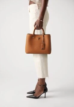 Guess MERIDIAN GIRLFRIEND SATCHEL - Handbag - Cognac